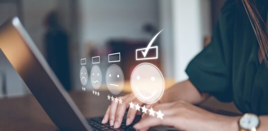 Jak vydělat na dotaznících: Český národní panel online dotazník, laptop