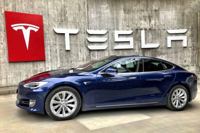Šéf americké automobilky Tesla Elon Musk se podle žebříčku miliardářů agentury Bloomberg znovu stal nejbohatším člověkem na světě.