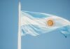 Míra inflace v Argentině poprvé od začátku 90. let přesáhla 100 procent Argentinský statistický úřad za únor naměřil inflaci 102,5 procenta. Vláda se snaží zdražování zmírnit zastropováním cen potravin a některých dalších výrobků.