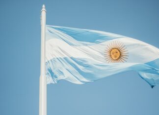 Míra inflace v Argentině poprvé od začátku 90. let přesáhla 100 procent Argentinský statistický úřad za únor naměřil inflaci 102,5 procenta. Vláda se snaží zdražování zmírnit zastropováním cen potravin a některých dalších výrobků.