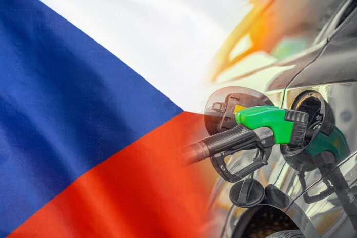 Ceny paliv v Česku dál klesají, nafta je nejlevnější za více než rok