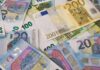 Moody’s kvůli vyššímu dluhu zhoršila výhled ratingu sázkové firmy Allwyn Agentura zmiňuje očekávanou emisi zajištěných dluhopisů v ekvivalentu 1,3 miliardy eur (30,6 miliardy Kč) a její předpokládané využití na splacení dříve vydaného dluhu, včetně prioritních akcií Primrose Holdings Lux.