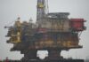 Překvapivé snížení těžby ze strany OPEC+ zvýšilo cenu ropy o pět procent Ropná plošina