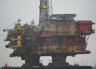 Překvapivé snížení těžby ze strany OPEC+ zvýšilo cenu ropy o pět procent Ropná plošina