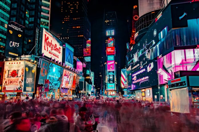 Výdaje do internetové reklamy v Česku loni vzrostly o 18 procent na rekordních 56,8 miliardy korun.