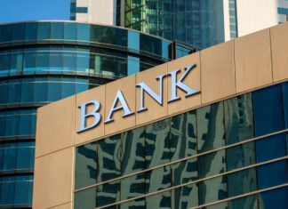 Rozhovor s bankéřem Komerční banky – benefity i nevýhody Jak to v bance funguje, dá se vyšplhat vysoko nebo jak jsou na tom lidé s finanční gramotnosti?