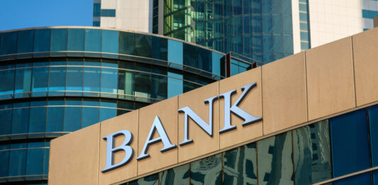 Rozhovor s bankéřem Komerční banky – benefity i nevýhody Jak to v bance funguje, dá se vyšplhat vysoko nebo jak jsou na tom lidé s finanční gramotnosti?