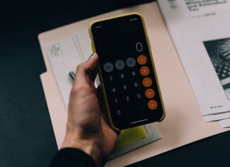 Osobní finance od A až po Z: Rozhovor s běžným člověkem o výzvách a úspěších ve světě investic kalkulačka na telefonu, osobní finance, investice