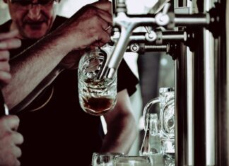 AB InBev zvýšil zisk více, než se čekalo, spotřebitelé přijali vyšší ceny Podle průzkumu, který organizovala sama firma, se měl upravený zisk EBITDA zvýšit jen o 5,6 procenta. AB InBev uvedl, že hospodářské výsledky za první kvartál potvrdily odolnost pivního trhu tváří v tvář ekonomickým výzvám, zejména inflaci.