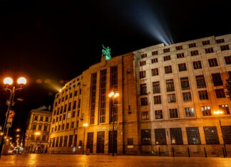 Koruna v 1. pololetí k euru zpevnila o 1,5 procenta, k dolaru o tři procenta Na párech s měnami okolních států od začátku roku koruna oslabila. Premiantem je nadále maďarský forint. K němu od začátku roku koruna oslabila o 88 haléřů, což je téměř 5,5 procenta.