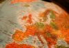 Ekonomika eurozóny se v zimě podle nových údajů Eurostatu těsně vyhnula recesi Recese se obvykle definuje jako dvě čtvrtletí ekonomického poklesu za sebou. V červnové zprávě Eurostat uvedl, že HDP eurozóny v prvním čtvrtletí klesl o 0,1 procenta, tedy stejně jako v předchozím kvartálu.