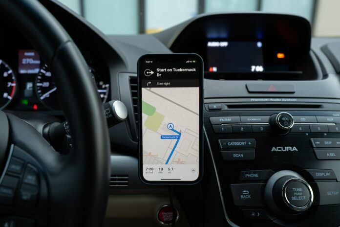 GPS, navigace, auto, mobilní telefon, aplikace