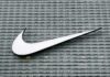 Nike má za čtvrtletí nepatrně nižší zisk, většímu propadu zabránily vyšší ceny Akcie Nike po zveřejnění výsledků zpevnily o více než sedm procent. Společnost nyní předpovídá zvýšení hrubé marže v tomto čtvrtletí o jeden procentní bod. Předtím marže pět čtvrtletí v řadě klesala.