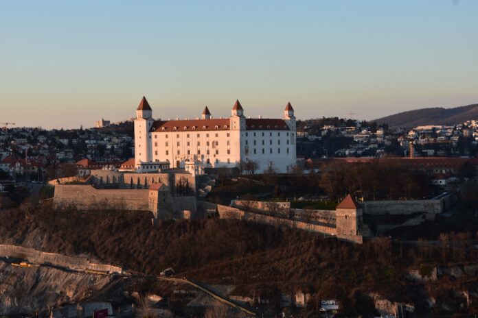 Litr nejžádanějšího benzinu Natural 95 minulý týden na slovenských čerpacích stanicích proti předchozímu týdnu zlevnil o půl procenta na průměrných 1,606 eura (39,67 Kč).