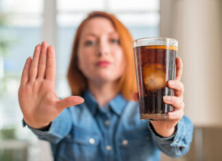 Studie: Spotřební daň ze slazených nápojů přinese miliardy a sníží obezitu slazený nápoj, čr, žena, sklenice, spotřební daň