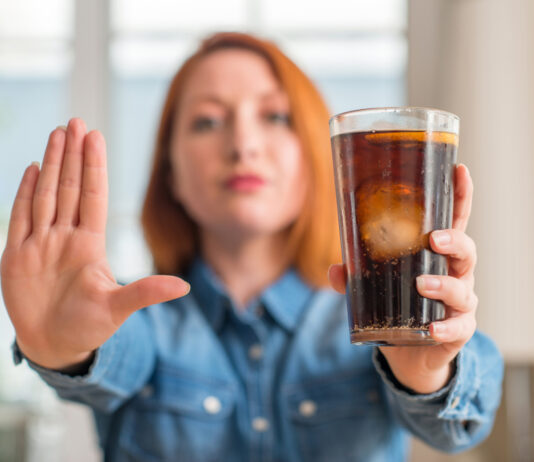 Studie: Spotřební daň ze slazených nápojů přinese miliardy a sníží obezitu slazený nápoj, čr, žena, sklenice, spotřební daň