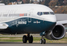 Akcie Boeingu prudce oslabují, trh vyhodnocuje dopady nehody letadlo, boeing 737, motor, křídlo