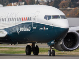 Akcie Boeingu prudce oslabují, trh vyhodnocuje dopady nehody letadlo, boeing 737, motor, křídlo