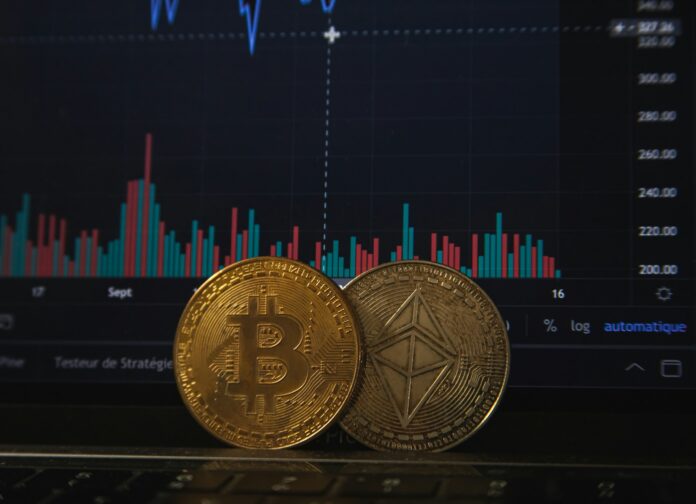 bitcoin ena bitcoinu dnes poprvé za více než dva roky překonala hranici 65.000 dolarů (zhruba 1,52 milionu Kč), a blíží se tak svému rekordnímu maximu v těsné blízkosti 69.000 dolarů, na které se vyšplhala v listopadu 2021.