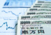 Japonský jen klesl k dolaru nejníže od roku 1990, Tokio varuje před intervencí yen