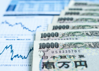 Japonský jen klesl k dolaru nejníže od roku 1990, Tokio varuje před intervencí yen