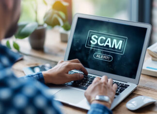 Černá listina brokerů: Jak se vyhnout podvodům a chránit své investice scam, notebook, alert