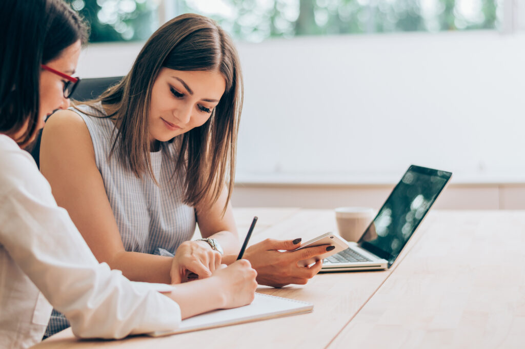 Two female colleagues in office working together - ForexMag.cz Jak vydělat peníze
koučink