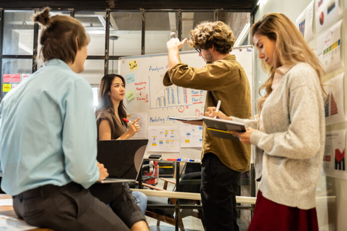 startup, mews, investice