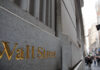 Akcie v USA kvůli obavám o regionální banky oslabily, dolar klesl Wall street