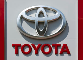 Zisk Toyoty v pololetí klesl o sedm procent, zvýšila však výhled na celý rok Toyota