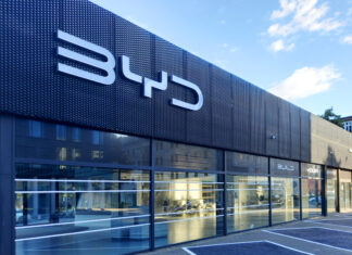 Čínská BYD loni dosáhla rekordního prodeje elektromobilů, zřejmě překonala Teslu BYD
