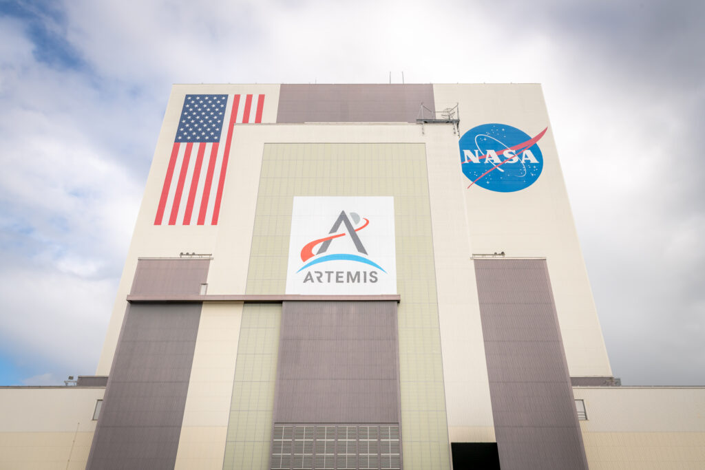 The VAB where the Apollo Missions and Space Shuttle were prepared for launch now home to the Artemis rockets to the moon - ForexMag.cz ekonomika vesmíru, Artemis, NASA