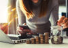 Spořicí účet vs. investování: kdy se vyplatí držet hotovost a kdy už pálíte peníze? Spořicí účet vs. investování