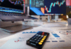 Trading vs. Investování: Hlavní rozdíly mezi aktivním obchodováním a pasivní držbou aktiv Počítače s grafy. Zdroj: Unsplash