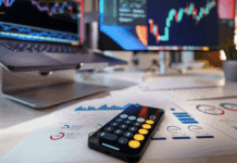 Trading vs. Investování: Hlavní rozdíly mezi aktivním obchodováním a pasivní držbou aktiv Počítače s grafy. Zdroj: Unsplash