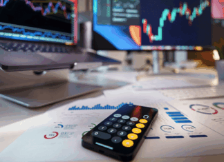 Trading vs. Investování: Hlavní rozdíly mezi aktivním obchodováním a pasivní držbou aktiv Počítače s grafy. Zdroj: Unsplash