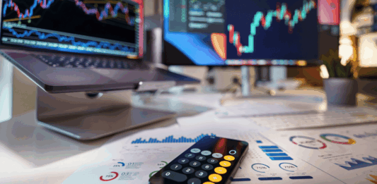 Trading vs. Investování: Hlavní rozdíly mezi aktivním obchodováním a pasivní držbou aktiv Počítače s grafy. Zdroj: Unsplash