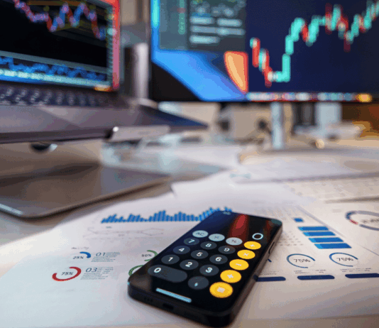 Trading vs. Investování: Hlavní rozdíly mezi aktivním obchodováním a pasivní držbou aktiv Počítače s grafy. Zdroj: Unsplash