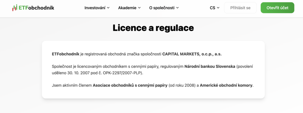 Karta s textem Licence a regulace na stránce ETFobchodník, uvádí registraci CAPITAL MARKETS a.s. a regulační údaje. Zdroj: Screenshot z webu ETFobchodník