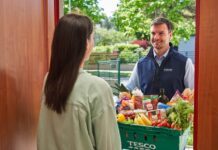 Pusťte nákupy k vodě: Tesco nově doručuje i do oblasti Lipna Tesco nákupy
