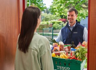 Pusťte nákupy k vodě: Tesco nově doručuje i do oblasti Lipna Tesco nákupy