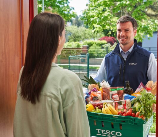 Pusťte nákupy k vodě: Tesco nově doručuje i do oblasti Lipna Tesco nákupy