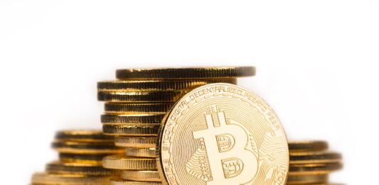 Experti: Bitcoin v druhém pololetí poroste, může se dostat k 90.000 USD bitcoin. Zdroj: Adobe Stock