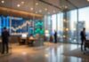 Jak fungují opce na akcie: Průvodce obchody s deriváty pro zajištění portfolia a generování příjmu Blurry trading floor in a modern office with large digital screens and silhouettes of people.