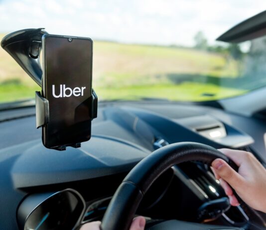Uber předložil nabídku na převzetí německé rozvážkové služby Delivery Hero Uber. Zdroj fotky: Adobe Stock