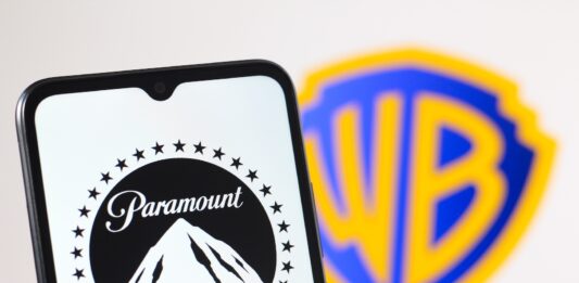 Evropská komise schválila převzetí Warner Bros konkurenčním Paramountem Warner Bros. a Paramount. Zdroj: Adobe Stock
