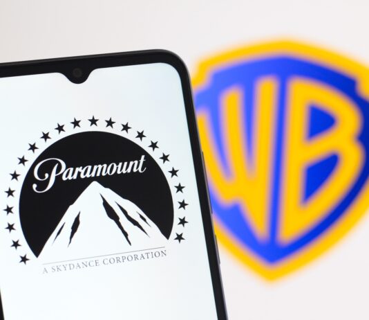 Evropská komise schválila převzetí Warner Bros konkurenčním Paramountem Warner Bros. a Paramount. Zdroj: Adobe Stock