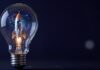 První investice nového evropského fondu směřuje do finského vesmírného start-upu Rocket inside a glass light bulb against a dark background, symbolizing bright ideas and space exploration.
