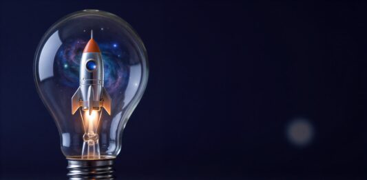 První investice nového evropského fondu směřuje do finského vesmírného start-upu Rocket inside a glass light bulb against a dark background, symbolizing bright ideas and space exploration.