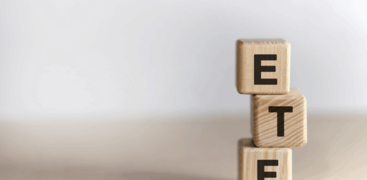 Akumulační vs. Distribuční ETF (Acc vs. Dist): Která varianta je výhodnější z pohledu daní a složeného úročení? ETF. Zdroj: Canva.com